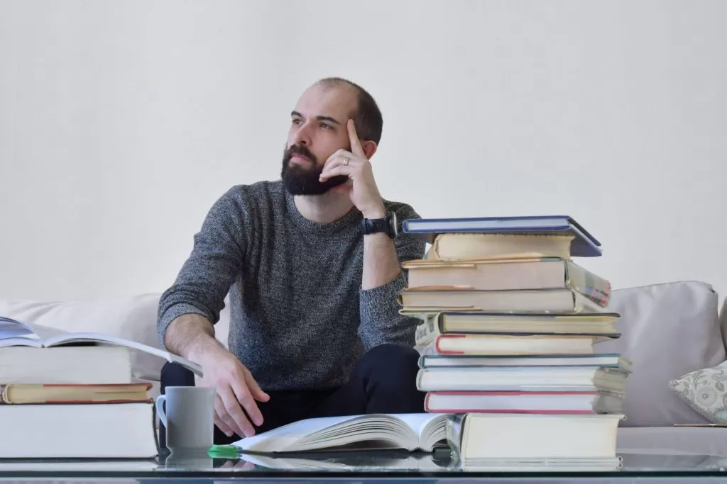 Por que é preciso que pensemos na leitura como um hábito que pode beneficiar as mais diversas camadas de nossa vida? Como a leitura influencia em nossa vida acadêmica e profissional?