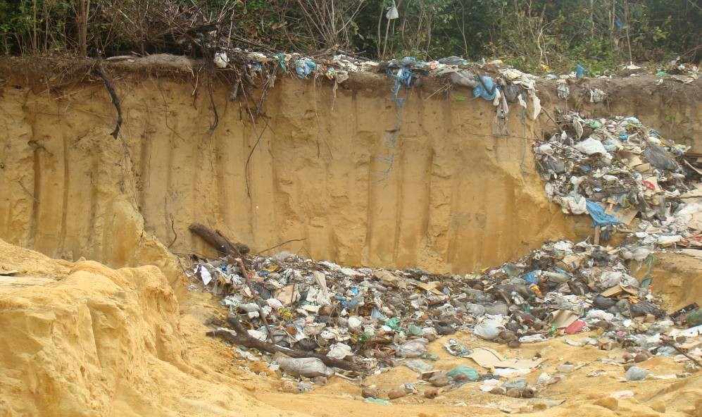 Zona della discarica, covão all'aperto.
