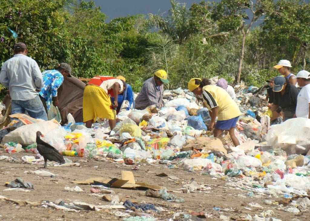 Catadores no lixão de Marapanim-PA