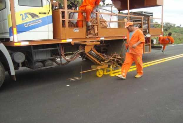 Implantação da sinalização horizontal.