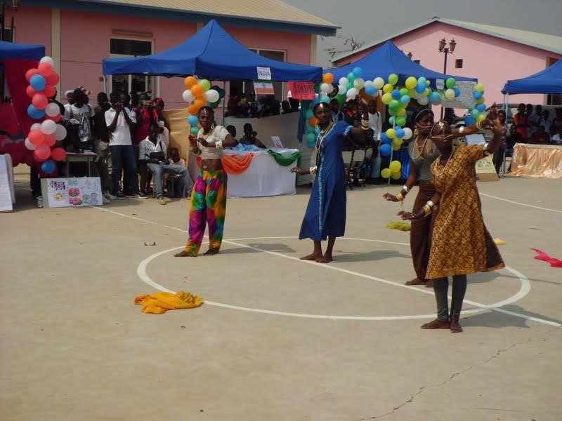 Apresentação de dança típica da Índia. 1ª Feira das Nações do Instituto Médio Politécnico de Cacuaco, Luanda. Ano 2011.