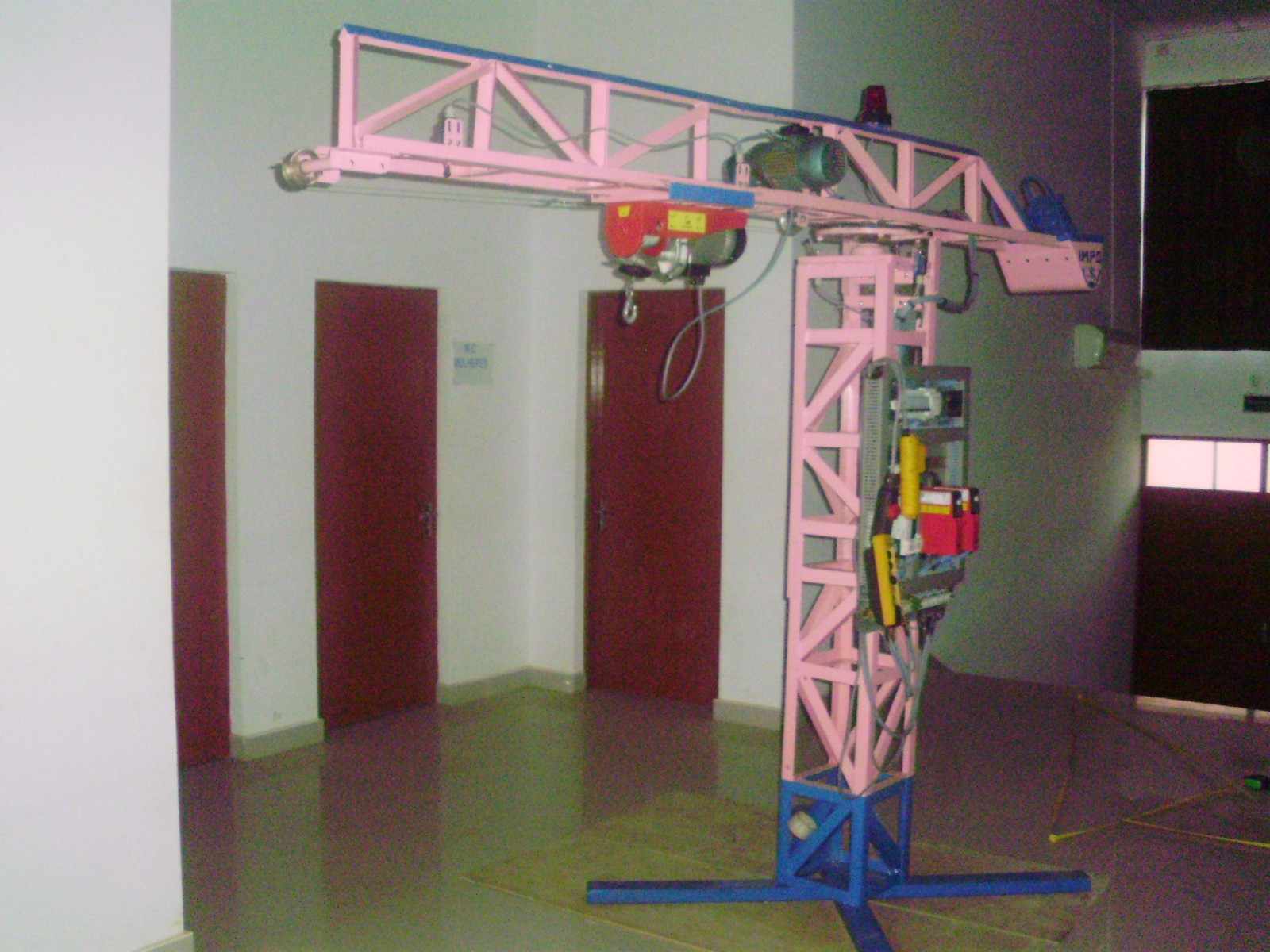 Grua transportadora feita pelos alunos de Energia e Instalações Elétricas para a apresentação na Feira EDUCA ANGOLA. 2010