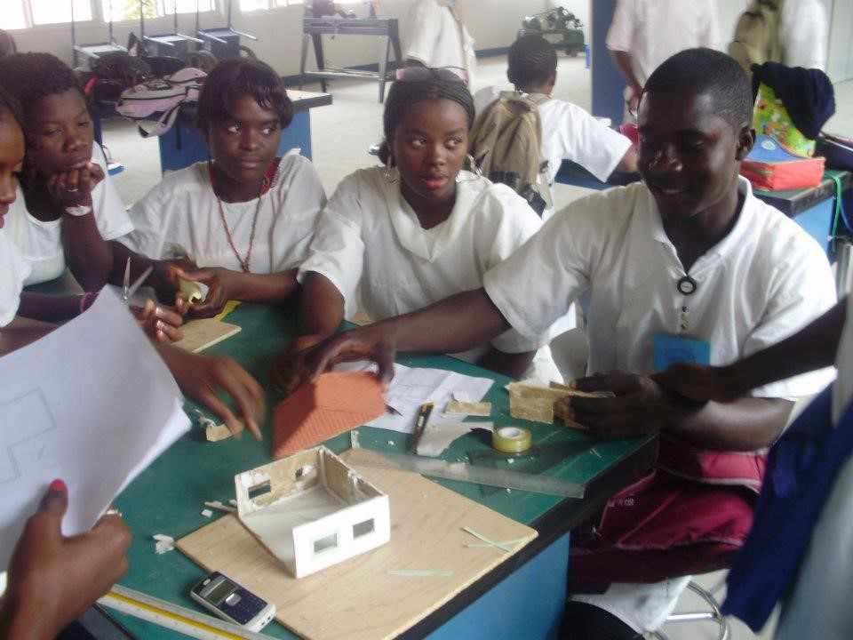 Oficina de Práticas Oficinais do Curso de Obras e Construção. Civil: Aula de confecção de maquete. Ano 2010.