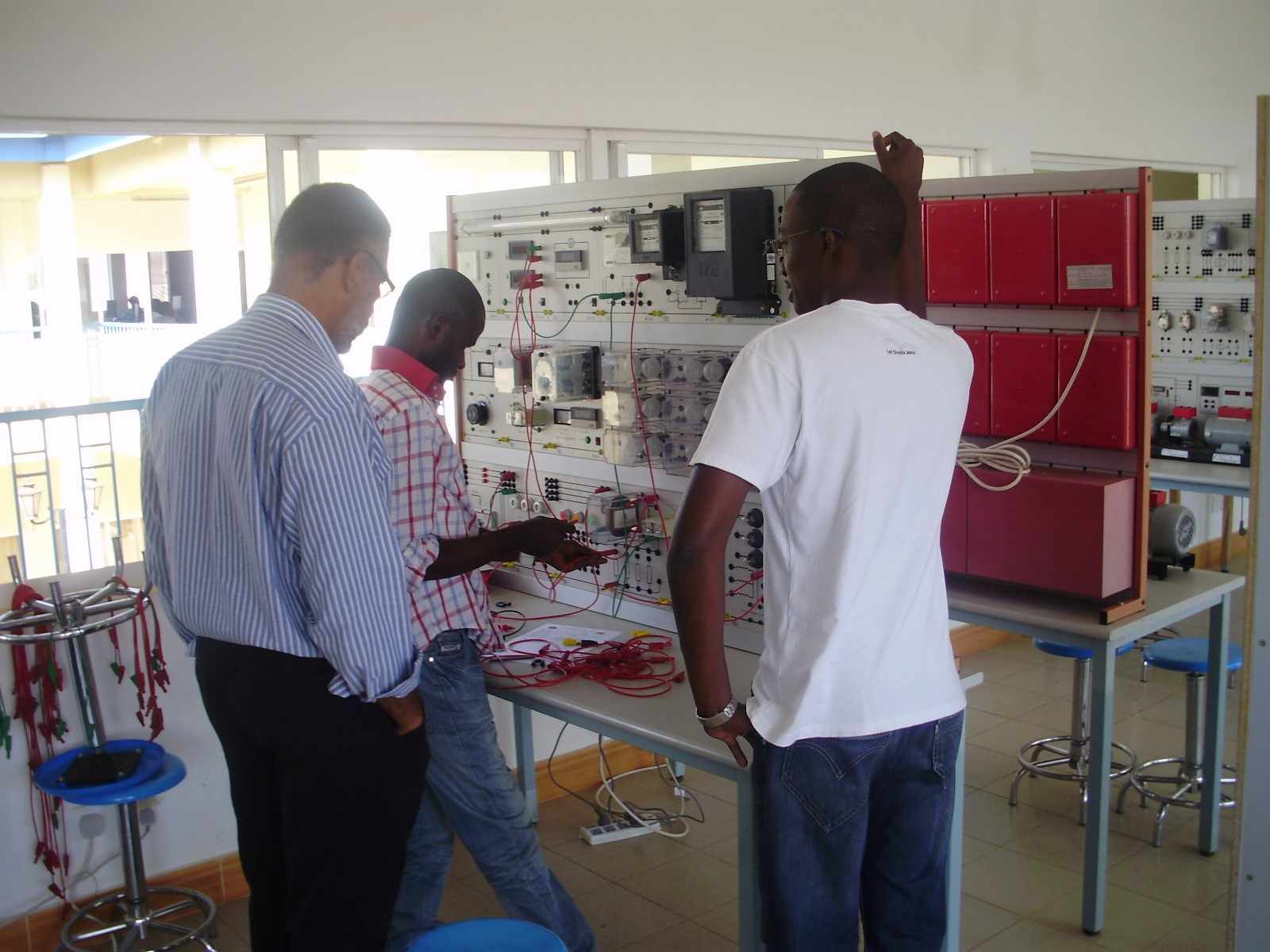 TRANSTEC: Transferência Tecnológica entre professores brasileiros e angolanos. Aula de Energia e Instalações Elétricas. Ano 2010.