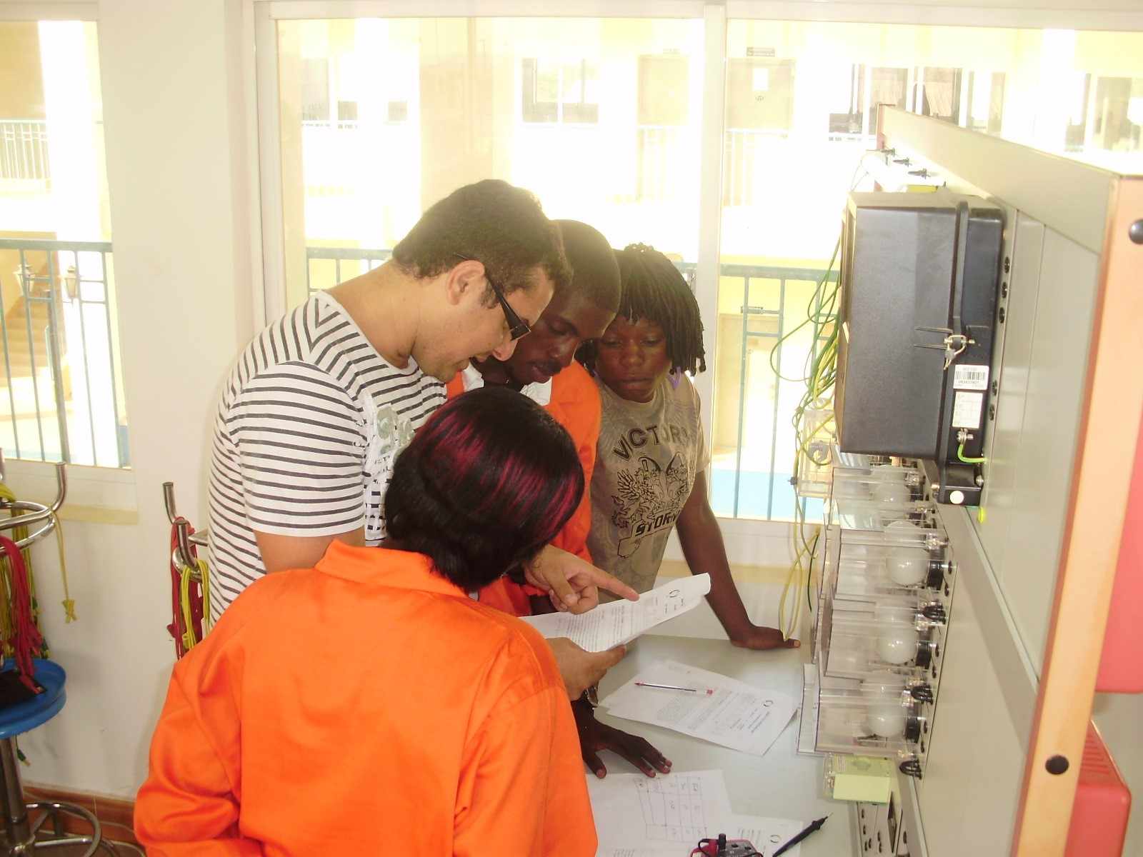 Aula de Instalações Elétricas. Professor brasileiro em um Instituto Médio Politécnico de Luanda. Ano 2011.