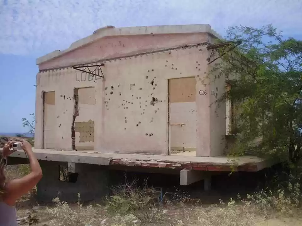 Marcas da guerra civil. Casa situada na província de Benguela. 