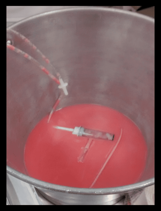 Figura 3. Liquido drenado da Cavidade Torácica com aspecto rosada, 400 ML (Foto de uso Autorais da Universidade Anhanguera de São Paulo- UNIAN do Animal SRD 4 Anos) 