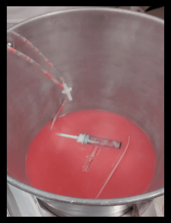 Figura 3. Liquido drenado da Cavidade Torácica com aspecto rosada, 400 ML (Foto de uso Autorais da Universidade Anhanguera de São Paulo- UNIAN do Animal SRD 4 Anos)