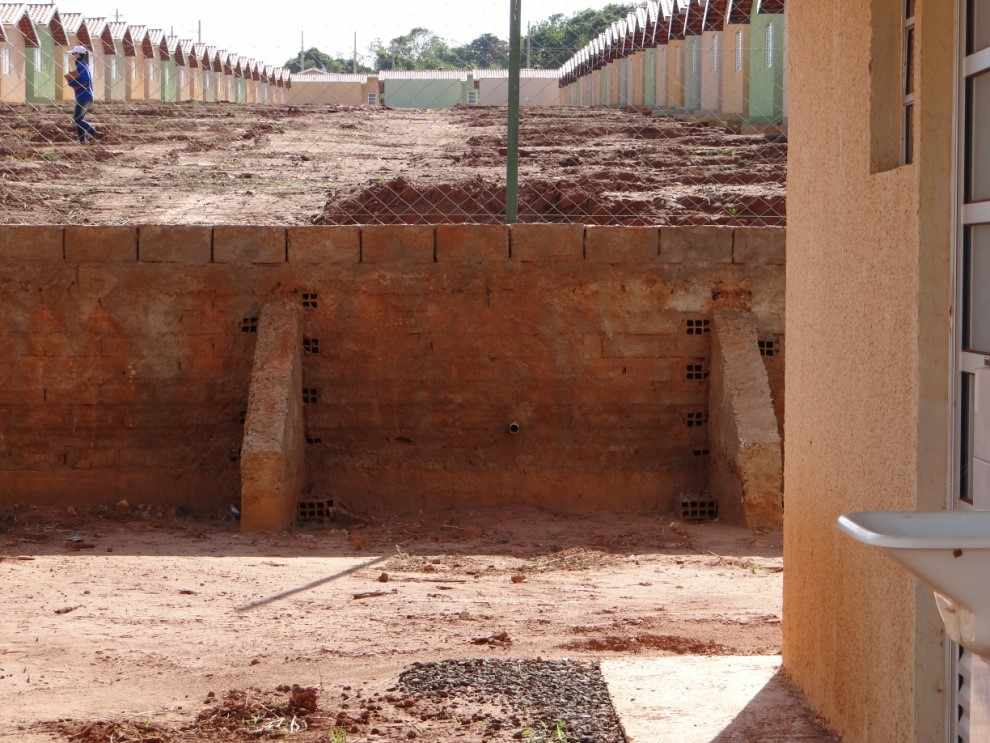 Figura 6: Muro de arrimo com contraforte Fonte: SILVA, S, C. 2015
