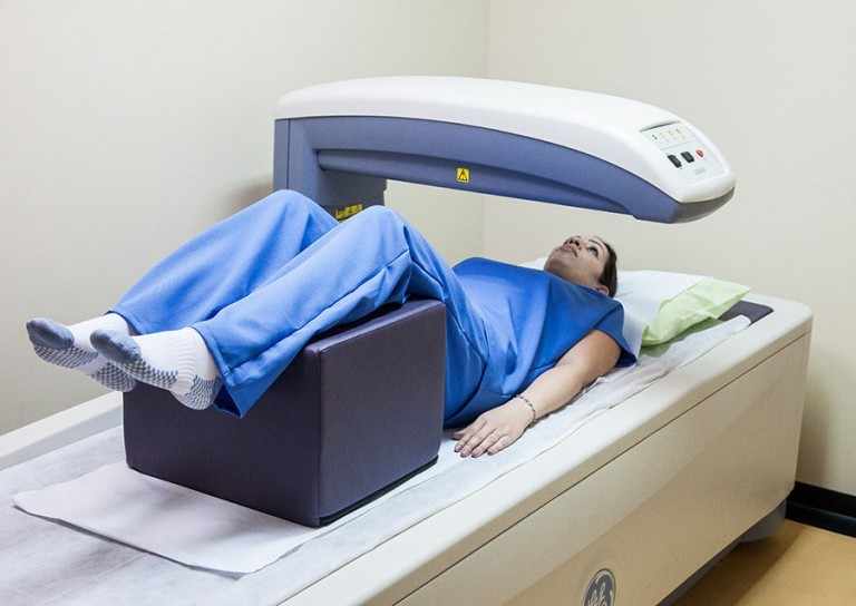 FIGURA 1: Paciente em decúbito dorsal na realização do exame de densitometria óssea.