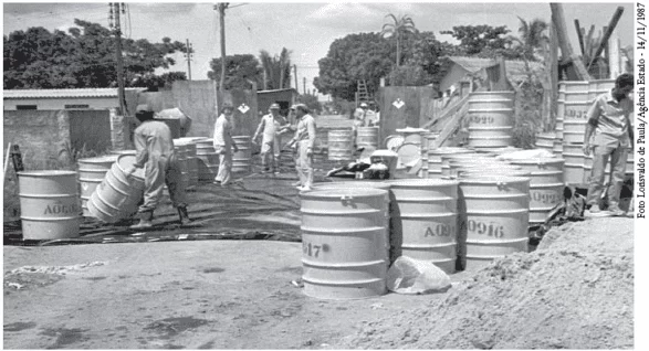 Figura 5 - Técnicos da CNEN trabalham na área contaminada duante o acidente radiológico com Cs-137, na rua 6-A, setor Norte Ferroviário, em Goiânia -GO