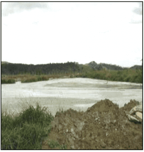 Lagoa com deposição de resíduos (lama) do beneficiamento de rochas ornamentais. Fonte: CEFET-ES (2005).