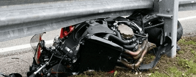 Acidente fatal envolvendo motociclista e defensa metálica. Fonte: http://www.bestriders.com.br/guard-rails-tambem-matam-na-europa/