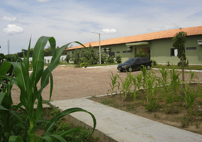 Figura 11 - JARDINS DO PRÉDIO DA ADMINISTRAÇÃO DA PENITENCIÁRIA CONSTRUÍDOS PELOS REEDUCANDOS