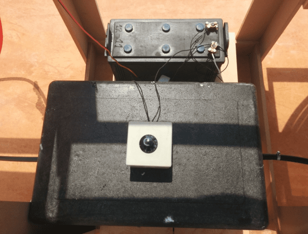 Figura 4 – Reservatório de inox com isolamento de isopor, bateria e o termostato.