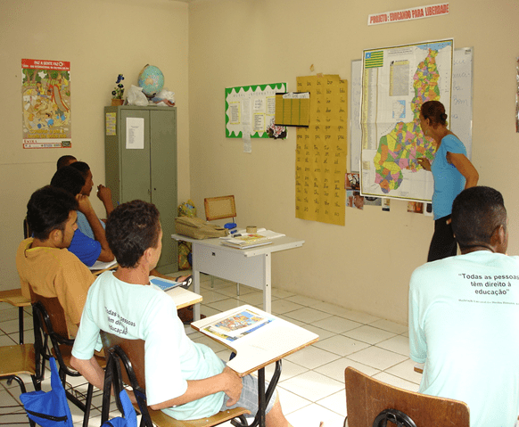 Figura 7 - PROFESSORA MINISTRANDO AULA DE GEOGRAFIA