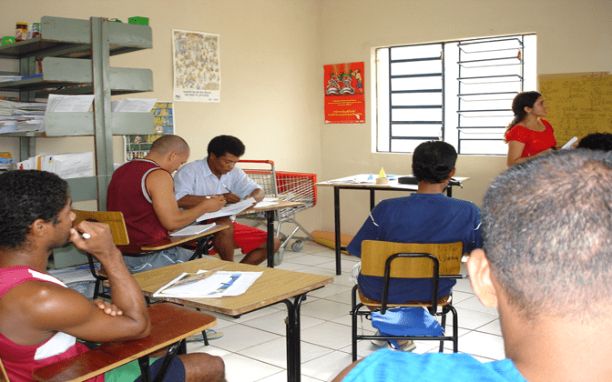 Figura 9 - REEDUCANDOS CORRIGINDO TAREFAS EM SALA DE AULA