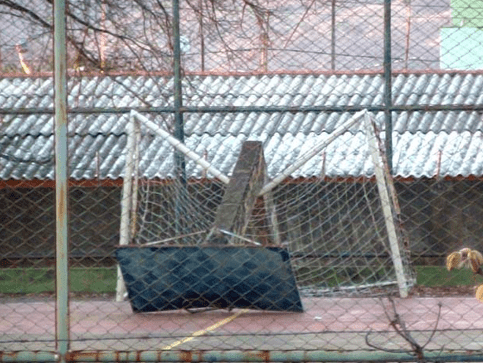 Imagem 05 – Acidente com tabela de basquetebol Tipo 7 (Poste de concreto fixo no piso). Fonte: http://g1.globo.com/distrito-federal/noticia/2013/09/tabela-de-basquete-cai-e-fere-aluno-de-escola-publica-do-distrito-federal.html