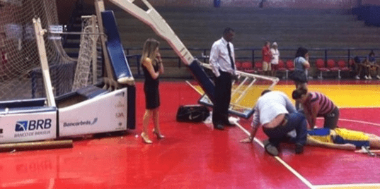 Imagem 07 – Acidente com tabela de basquetebol Tipo 1 (Móvel ou Auto estável). Fonte: http://sportv.globo.com/site/eventos/Taca-Brasil-de-Futsal/noticia/2011/11/jogador-do-tigre-sofre-acidente-durante-jogo-da-taca-brasil-de-futsal.html