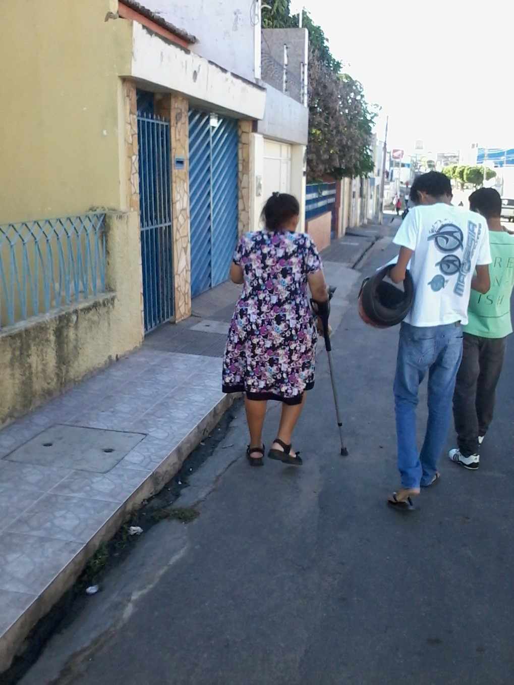 Figura 4 - Idosa transitando pela rua, por sentir-se mais segura do que nas calçadas. Fonte: Autoria própria (2017).