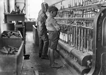 Figura 5 - A condição das crianças diante do trabalho nas fábricas. Fonte:http://arautodaverdadeblog.blogspot.com.br/2012/11/as-condicoes-de-trabalho-durante.html