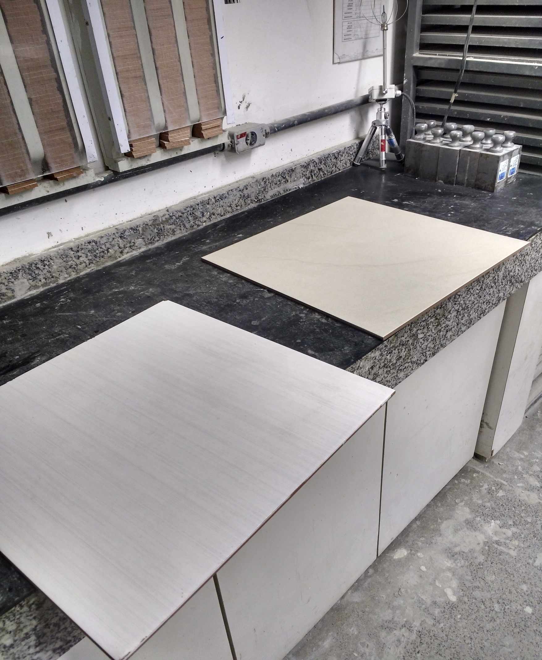 Figura 2 – Piso Porcelanato utilizado nos ensaios. Fonte: Autoria própria (2017)