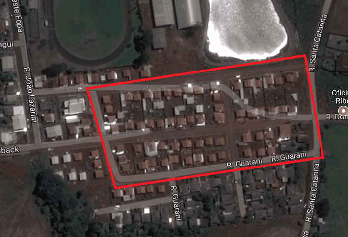 Figura 7 - Terreno a ser utilizado (destacado na cor vermelha) no bairro Vila Nova, em imagem aérea. Fonte: Google Maps (2017).