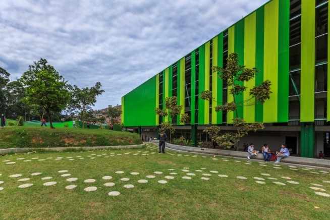 Figura 3: Fachada e área verde. Fonte: Archdaily