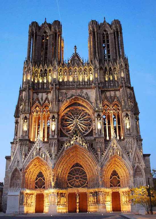 Catedral de Reims iluminada na noite