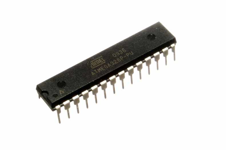 https://upload.wikimedia.org/wikipedia/commons/0/0c/ATMEGA328P-PU.jpg