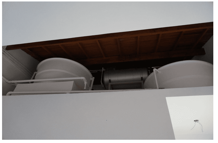 Caixas d’água e boiler expostos para fins didáticos