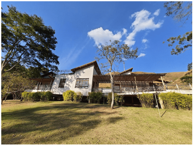 Elevação da Casa e preservação da topografia natural