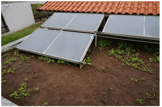 Laje vegetalizada e placas de aquecimento solar da água, sobre teto da cozinha