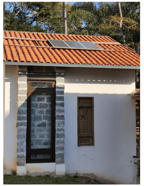 Parede Trombe e placa solar fotovoltaica na recepção