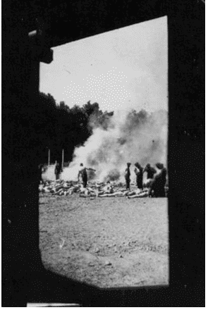 Fotografia retirada das fossas incendiárias por um dos membros da Sonderkommando.