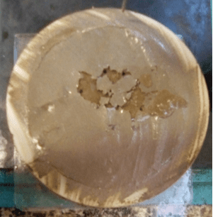 Separação de pequenas placas de pasta do resto do molde