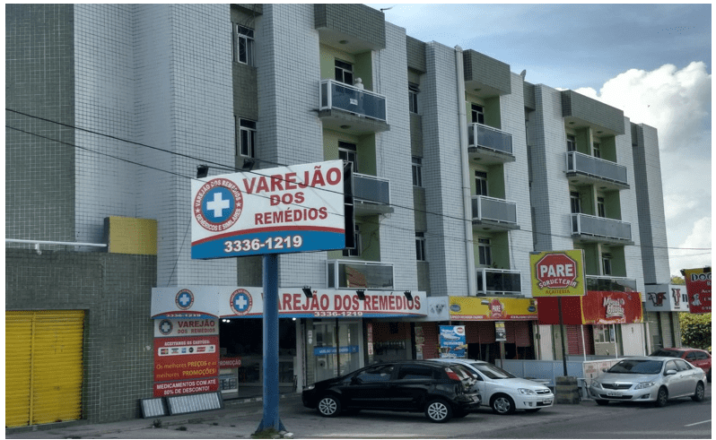 Lojas situadas na Avenida JK