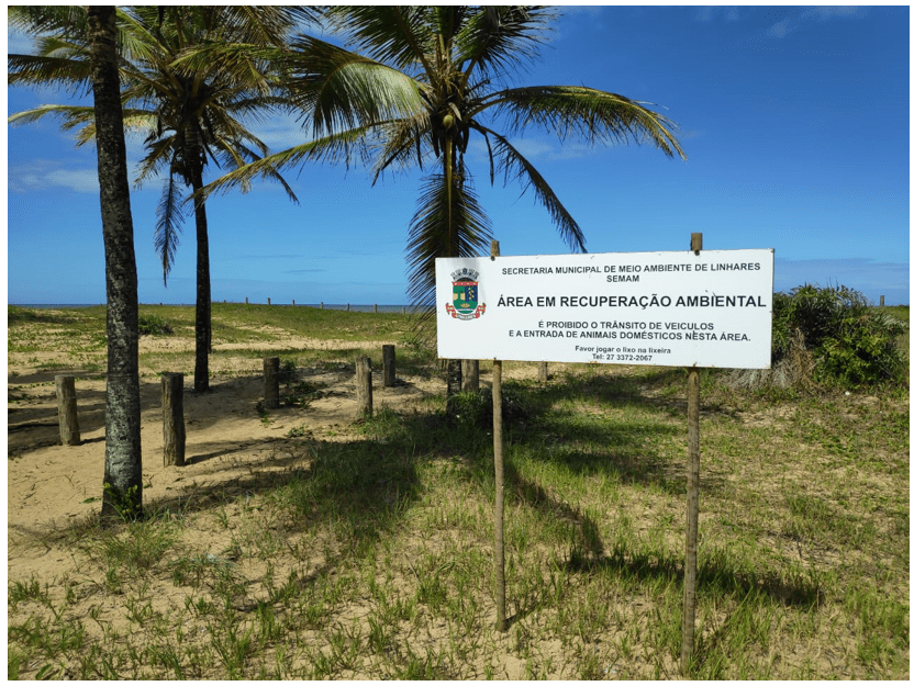Placa no local identificando a Secretaria Municipal de Meio Ambiente, vinculado à Prefeitura Municipal de Linhares - ES com a finalidade de recuperação ambiental.