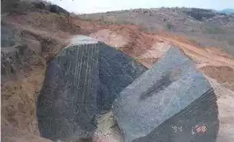 Extração de rochas ornamentais, Lavra de matacões, Gandu/BA.  Fonte: MATTA (2003).