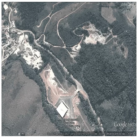 Uma das principais minas de extração de esteatito, localizada na parte norte da cidade. Fonte: Google Earth (2016).