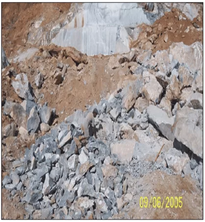 Garimpeiro recolhendo os fragmentos de rocha depois do desmonte. Fonte: ALMEIDA (2006).