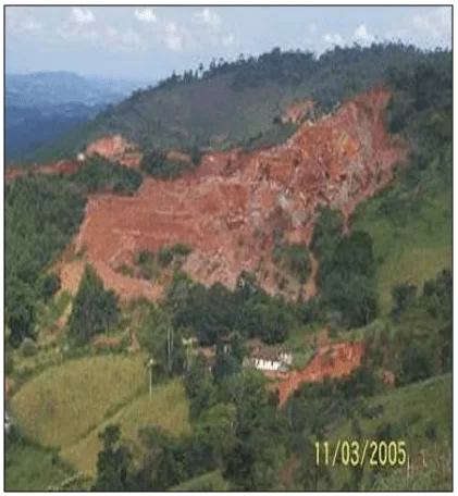 Visão geral da lavra de esteatito localizada em Santa Rita de Ouro Preto/MG. Fonte: ALMEIDA (2006).