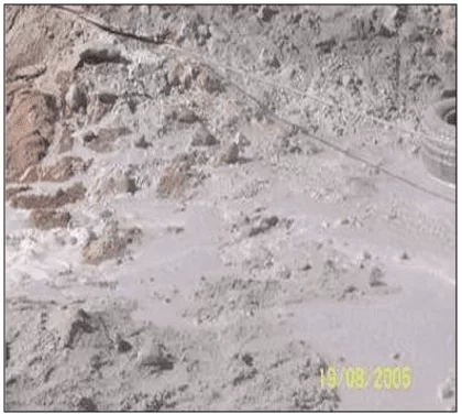 Escoamento de lama da operação corte com fio diamantado. Fonte: ALMEIDA (2006).