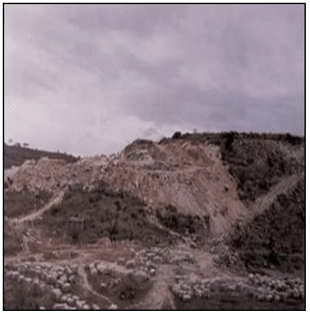 Exemplo de lavra impactante, com grande geração de rejeito. Fonte: MATTA (2003).