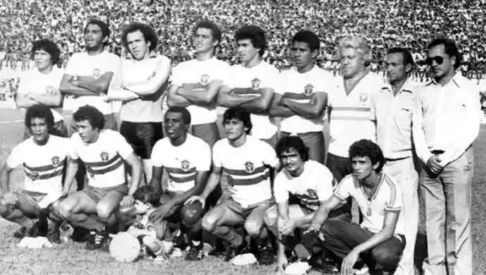 Figura 9 - Equipe do Fast Clube que enfrentou o Cosmos de New York. Time tricolor tinha o campeão de 1970, Clodoaldo, o quinto em pé. Fonte: Baú Velho (2017)