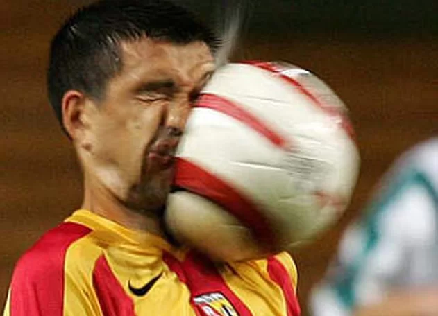 Imagem 02 - Deformação dos corpos. Fonte: Reuters: Eric Carriere, jogador do Lens, recebe uma espetacular bolada na cara