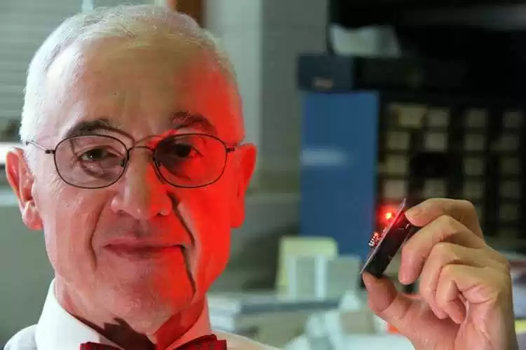 Figura 7 – Cientista Nick Holoniack Jr. com sua criação, o LED vermelho. Fonte: http://news.illinois.edu/ii/12/1018/LED_at_50_Nick_Holonyal_Jr.html (2010)