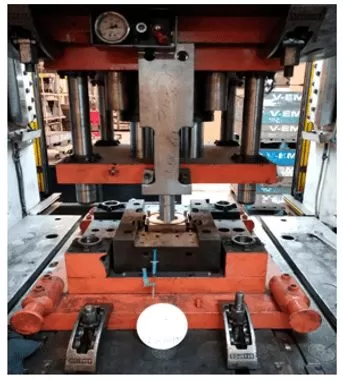 Ferramenta aberta na prensa