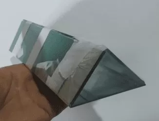 Plástico transparente fixado na extremidade