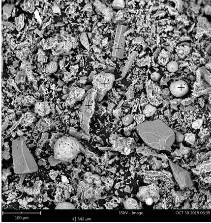 Cinza moída 60 min e requeimada a 600 oC zoom 500X obtida no ensaio de MEV